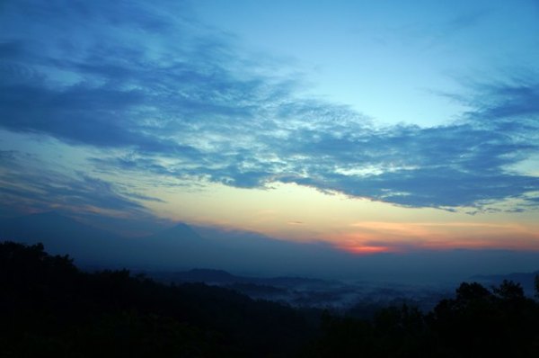 Pemandangan dari Punthuk Setumbu sebelum matahari menampakkan wujudnya.