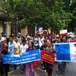 Bieu tinh HN08072012-3
