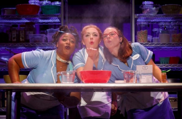 音樂劇 "Waitress" 劇照，主角 Jenna 是個做派高手。除了透過自己做的派傳遞感情，她還要靠自己的手藝改變生活！(Image Credit: "Waitress"/Segerstrom Center) 