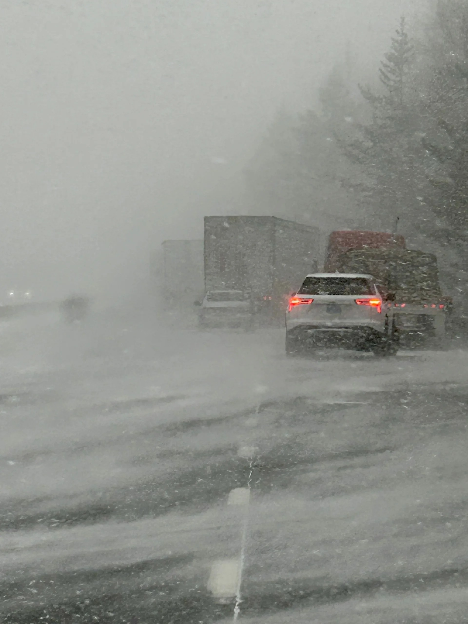 Whiteout conditions cause 100-car pileup in Oregon as drivers stranded Whiteout conditions cause 100-car pileup in Oregon as drivers stranded