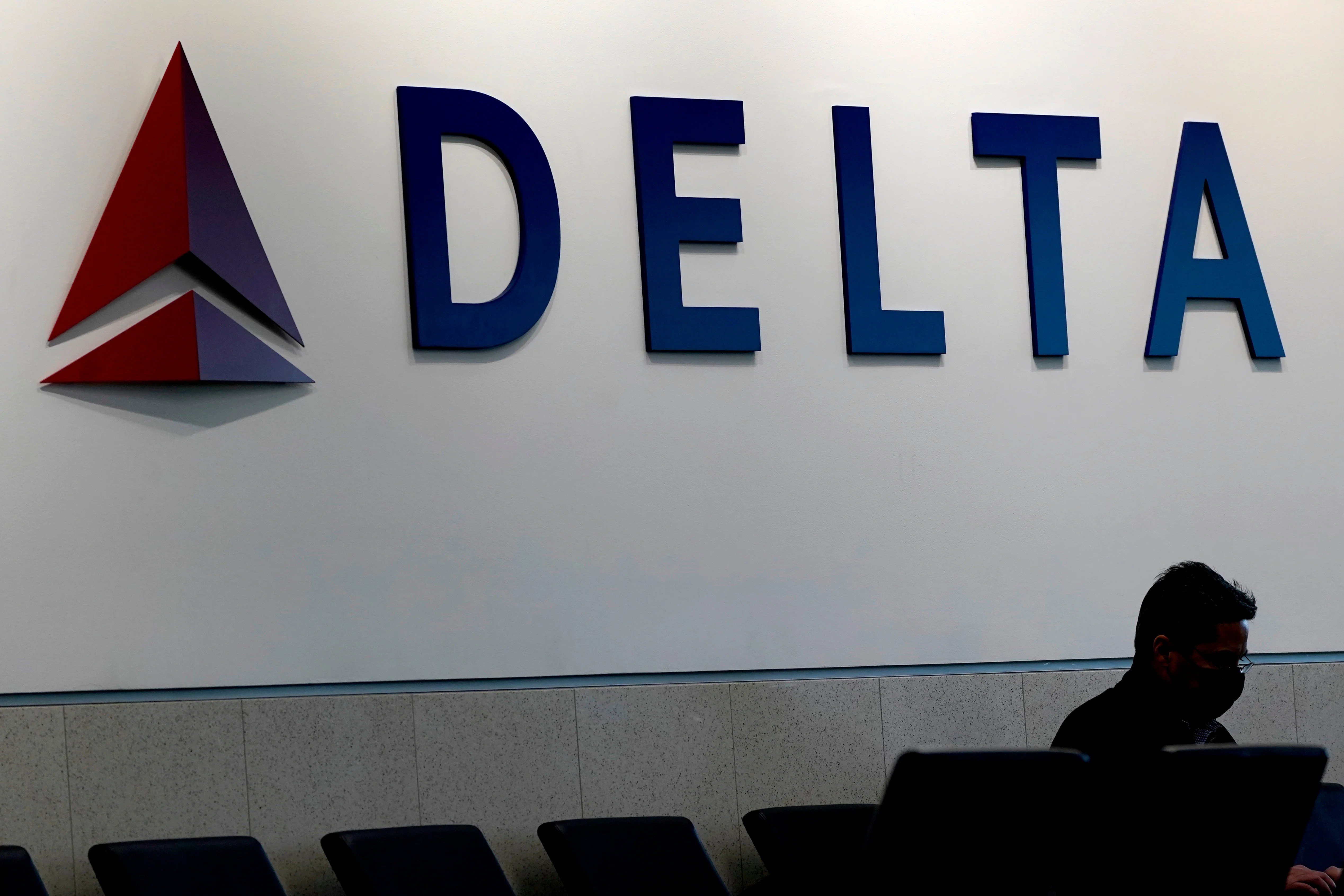Plane damaged after Delta flights collide at New York airport Plane damaged after Delta flights collide at New York airport