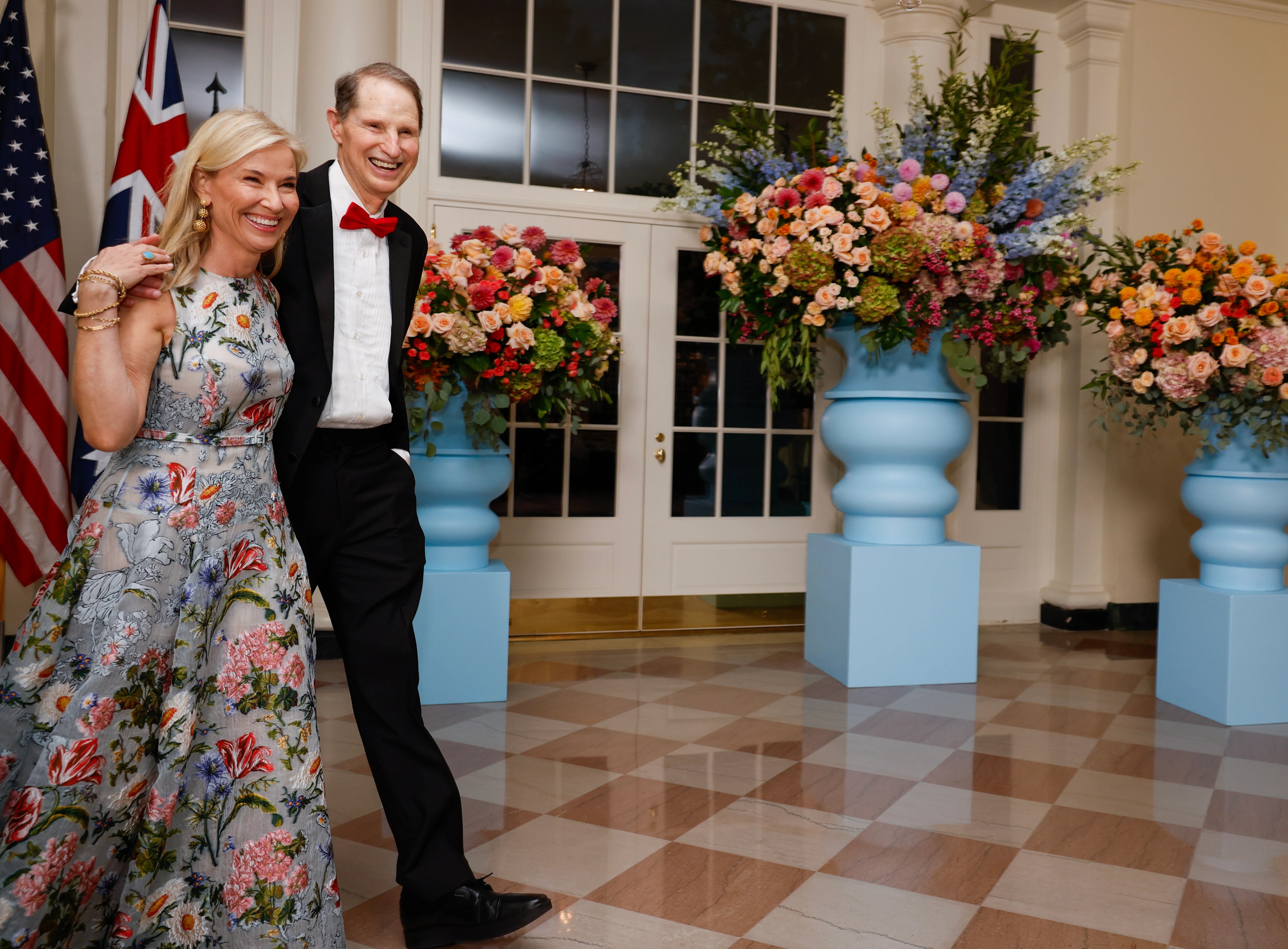 A tragic suicide and claims of bullying: Senator Ron Wyden’s wife accuses late assistant of massive theft A tragic suicide and claims of bullying: Senator Ron Wyden’s wife accuses late assistant of massive theft