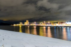 Blick von der Oper auf Meer und Stadt