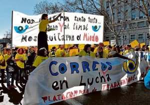 Los trabajadores de Correos reivindican la recuperación de los 23.000 empleos destruidos.