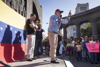 Venezolanos en Santa Cruz de Tenerife se reúnen para exigir revocatorio