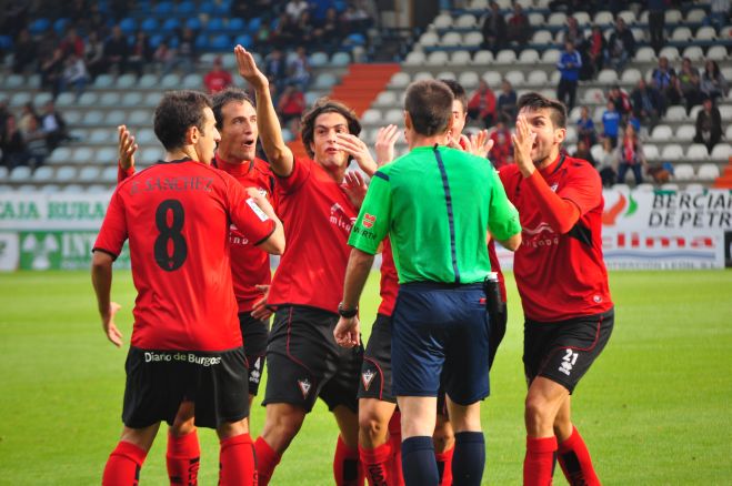 Los jugadores del Mirandés protestan al colegiado el gol de la Deportiva (R. Sevillano)