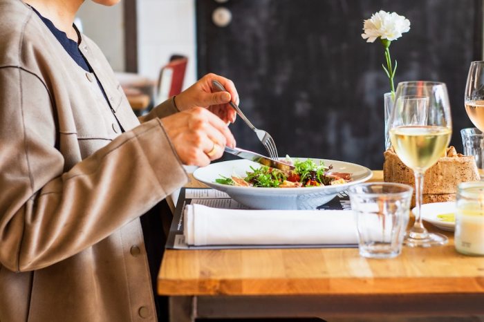 How To Eat Healthy At A Restaurant | Top Shape Now
