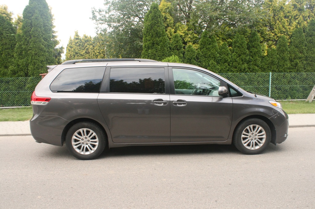 Toyota Sienna XLE 2013 7435790658 oficjalne archiwum Allegro
