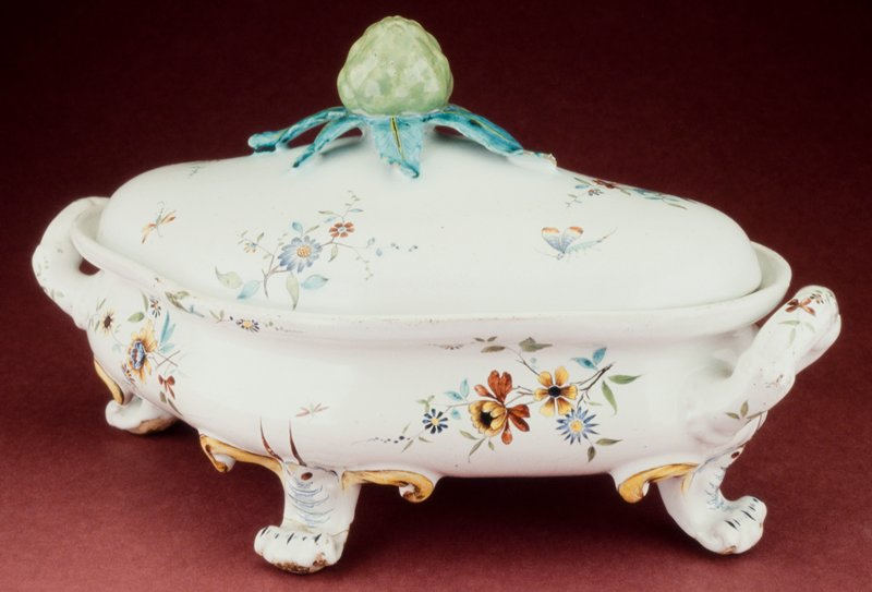 Covered tureen, France Mia
