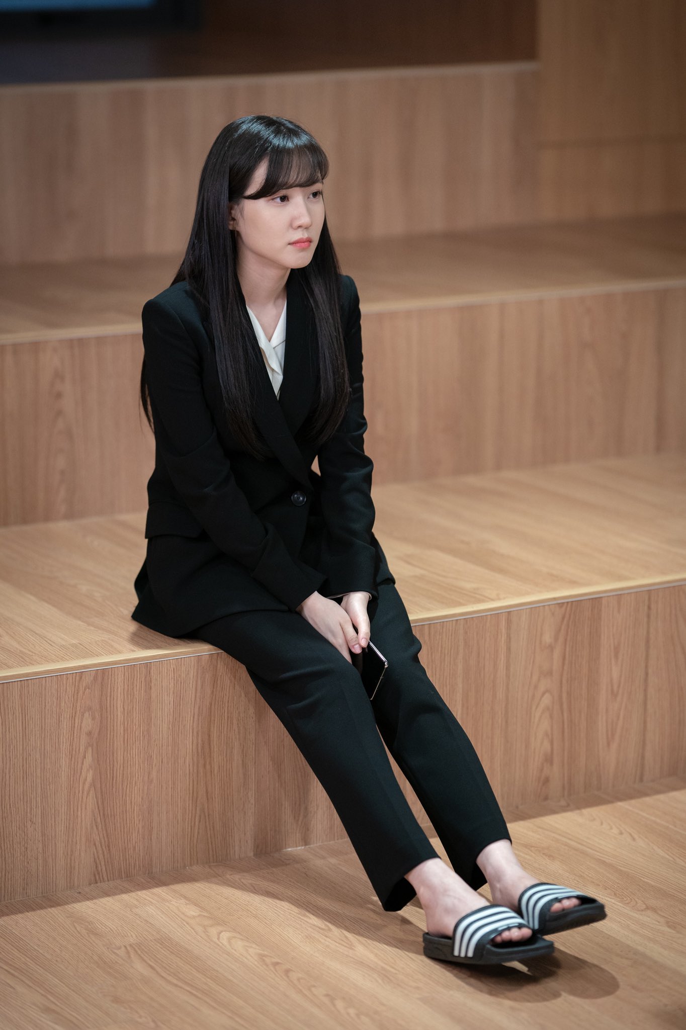 “Do You Like Brahms?” Reveals Sneak Peek Of Park Eun Bin Looking Distraught In Slippers