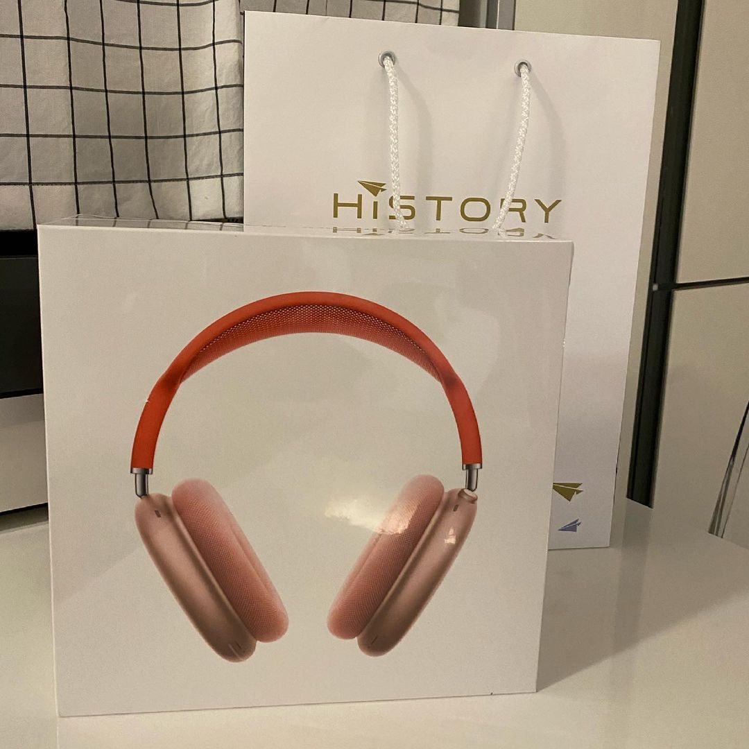 Song Joong Ki Surprises JaeJae By Thoughtfully Gifting Her With Airpods