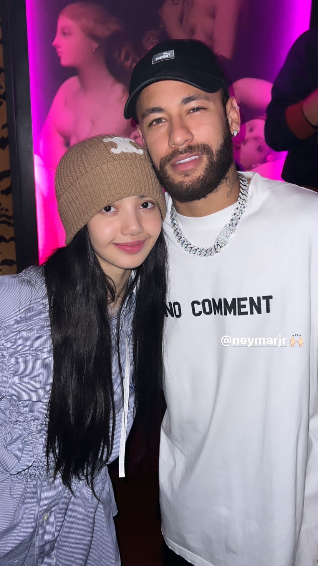 BLACKPINK’s Lisa Poses For Photo With Soccer Star Neymar KpopHit