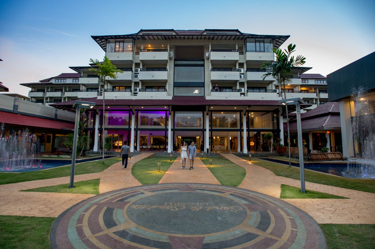 ENTER A WORLD OF RELAXATION AND TRANQUILITY WITH SAND & SANDALS DESARU