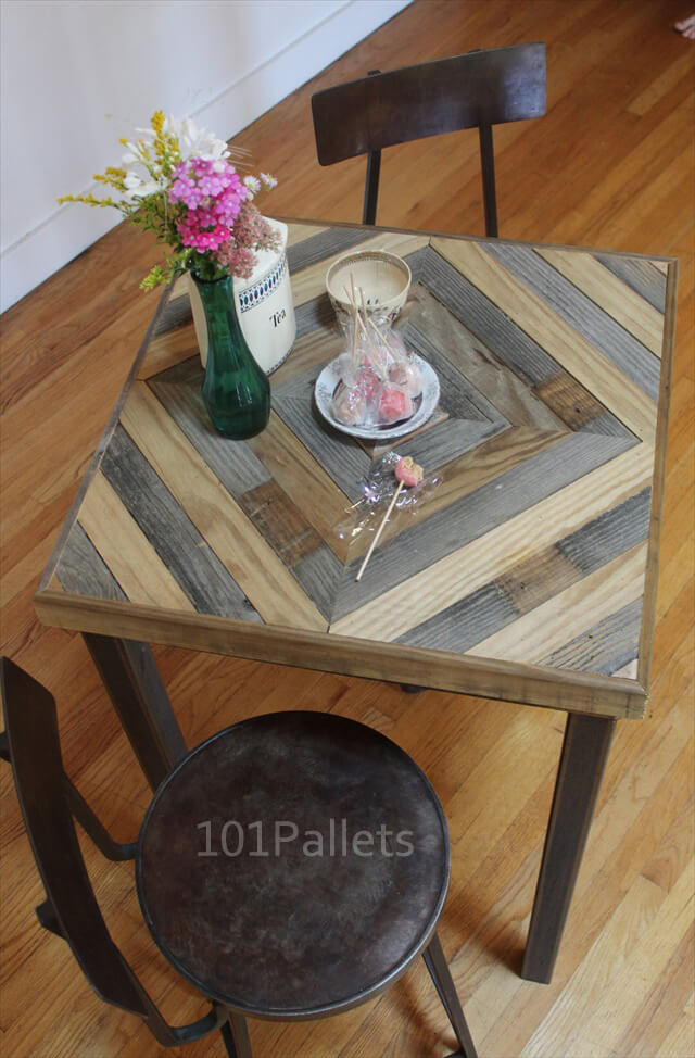 Kitchen Table Made of Barn Wood and Pallets 101 Pallets