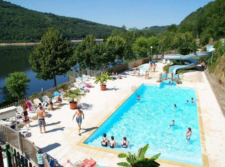 Domaine de Chalain Stacaravan Jura Campingspotter.nl