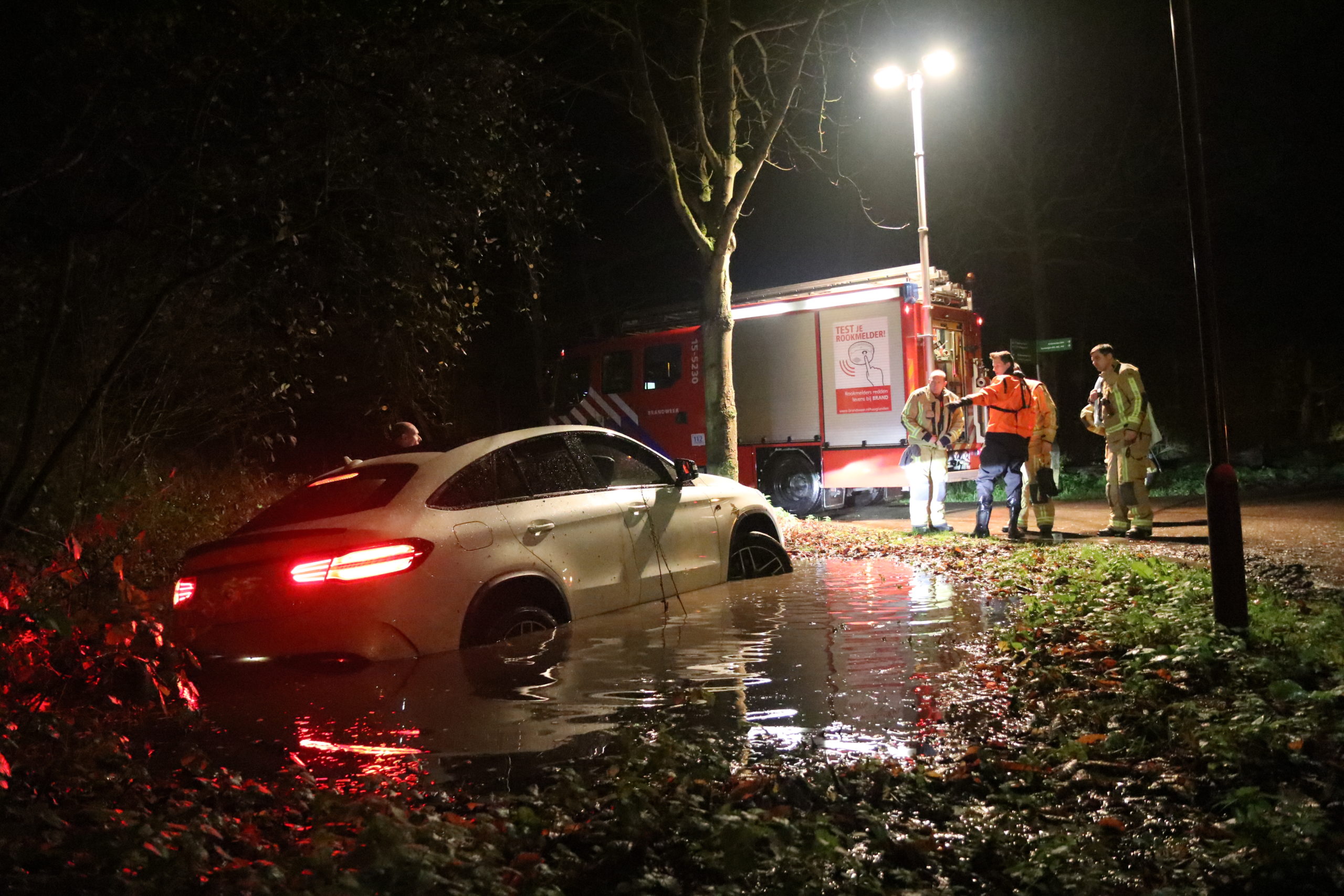 Brandweer rukt groots uit voor voertuig te water aan het Natuurpad in