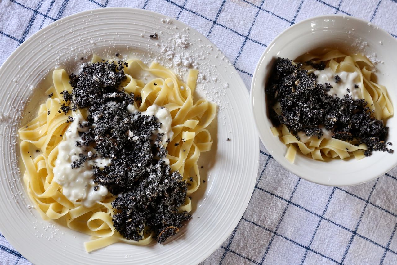 Nudle S Makem Czech Poppy Seed Pasta Noodles Recipe dobbernationLOVES