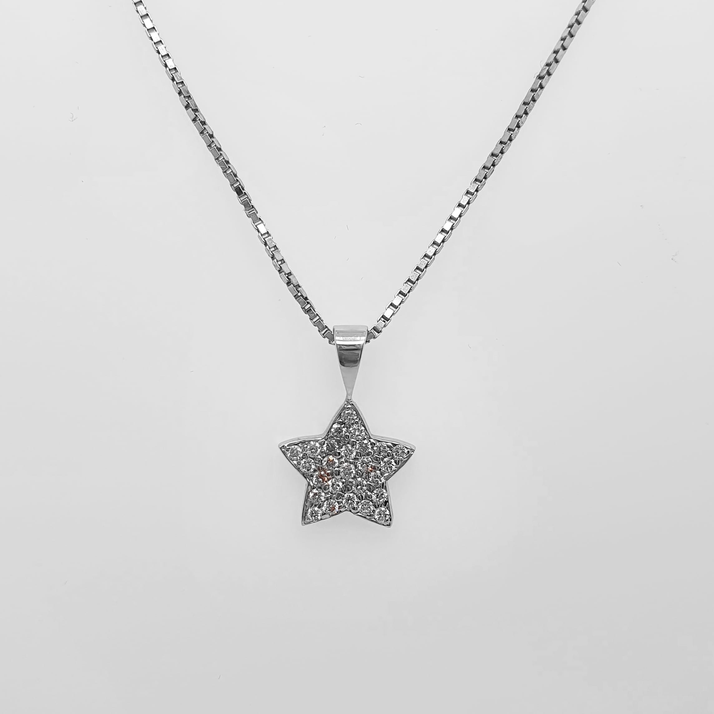 Hvitt gull anheng med stjerne med diamanter 0.52 ct