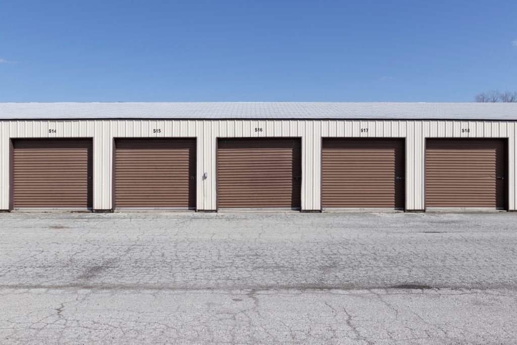 What is the most effective way to organize items in a shipping