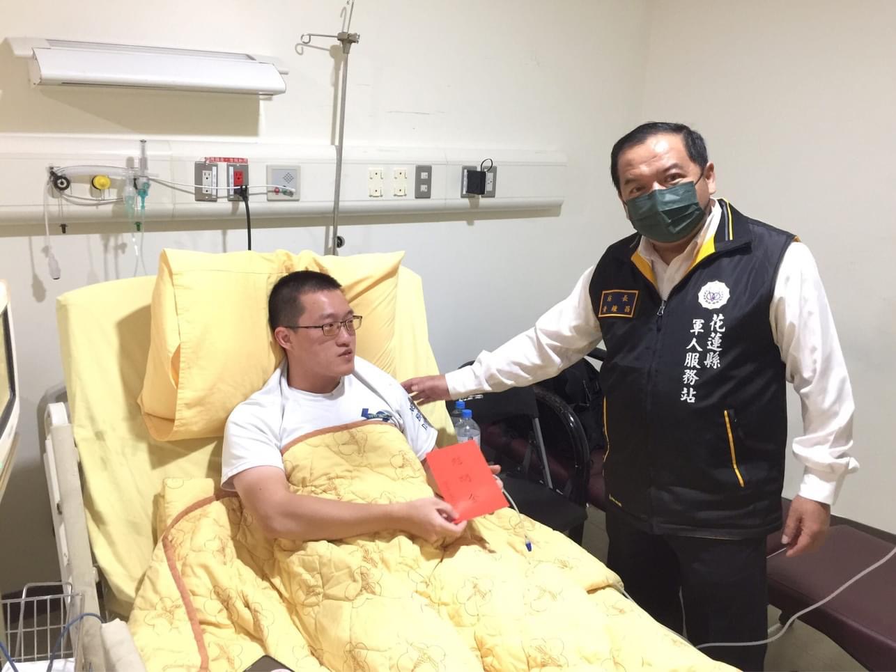 花蓮軍人服務站黃鍾昌站長慰問傷病官兵