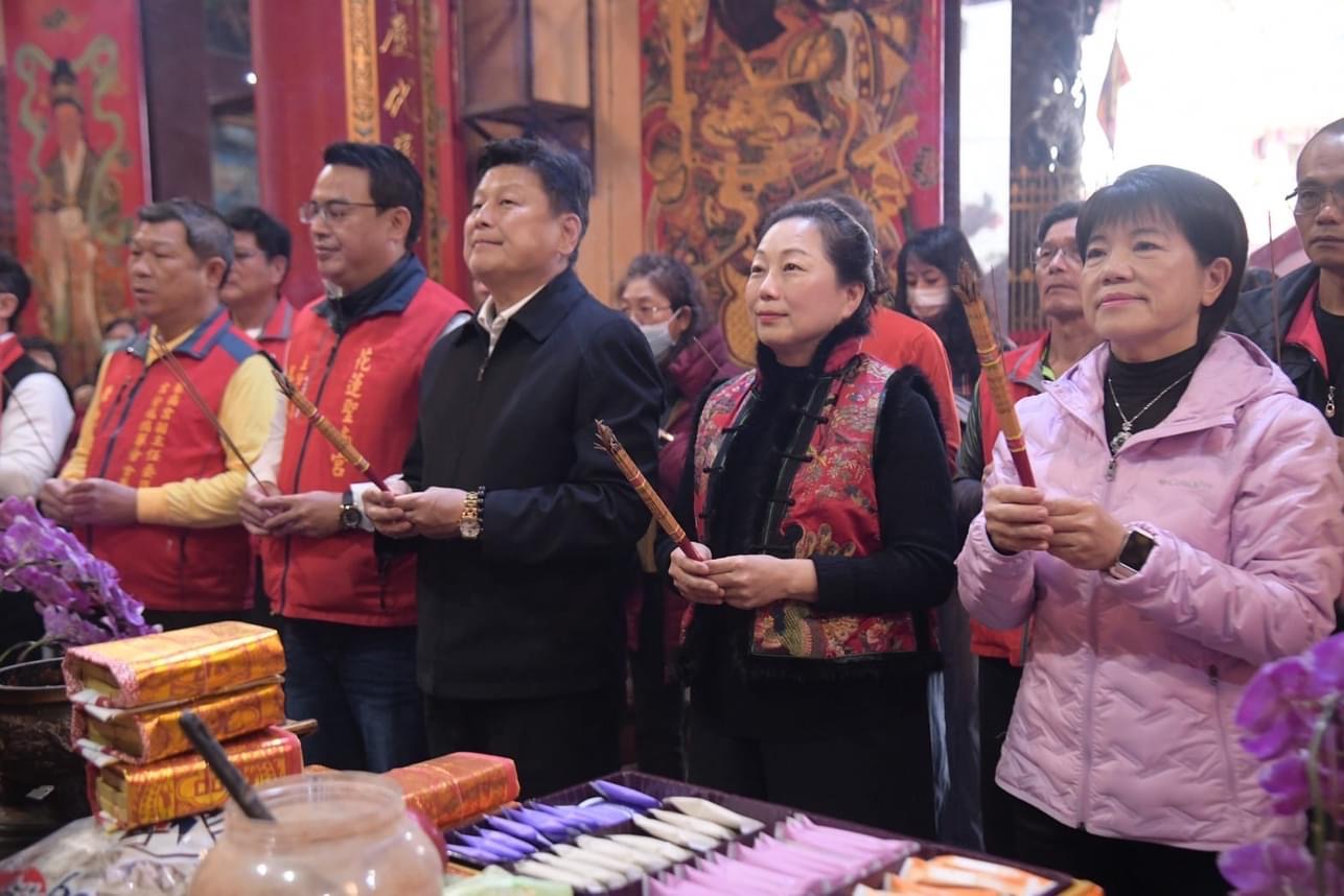 年初一祈求縣運昌隆 徐榛蔚偕立委傅崐萁發新年福袋