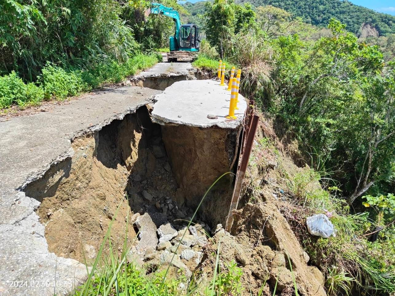 熱心服務 塩寮村村長簡福其奮勇救援凱米颱風災區 熱心服務 塩寮村村長簡福其奮勇救援凱米颱風災區