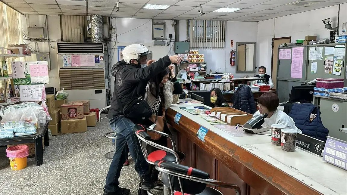 嘉市警一分局防搶演練逼真 民眾信以為真急報案 嘉市警一分局防搶演練逼真 民眾信以為真急報案