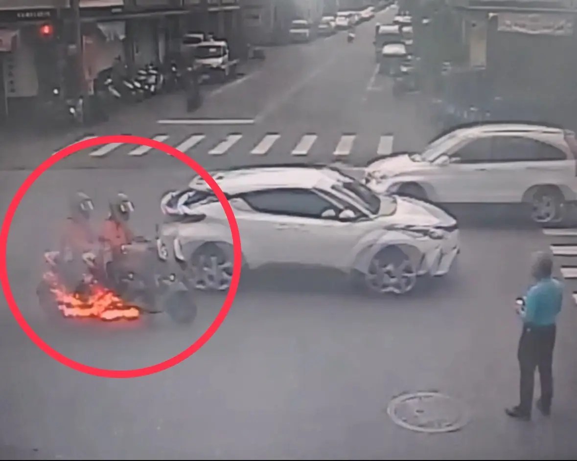 吉安警巡邏即時發現微電車起火自燃　 迅速持滅火器控制火勢防止災情擴大