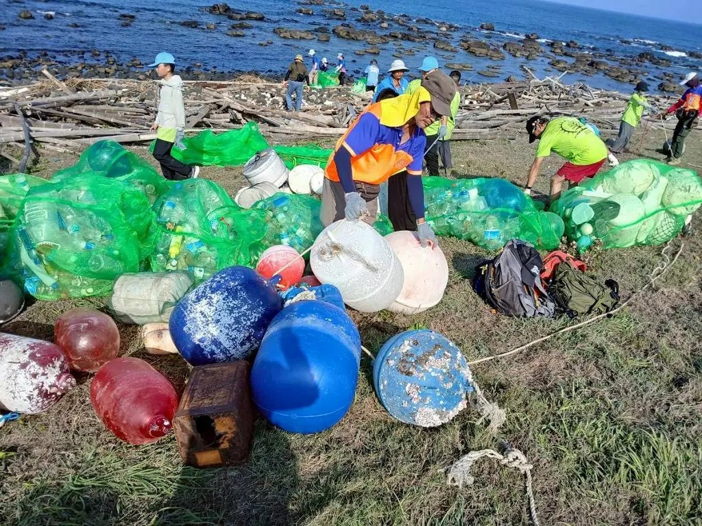 海管處春季淨灘清出868公斤垃圾　義剪環教雙管齊下守護海洋