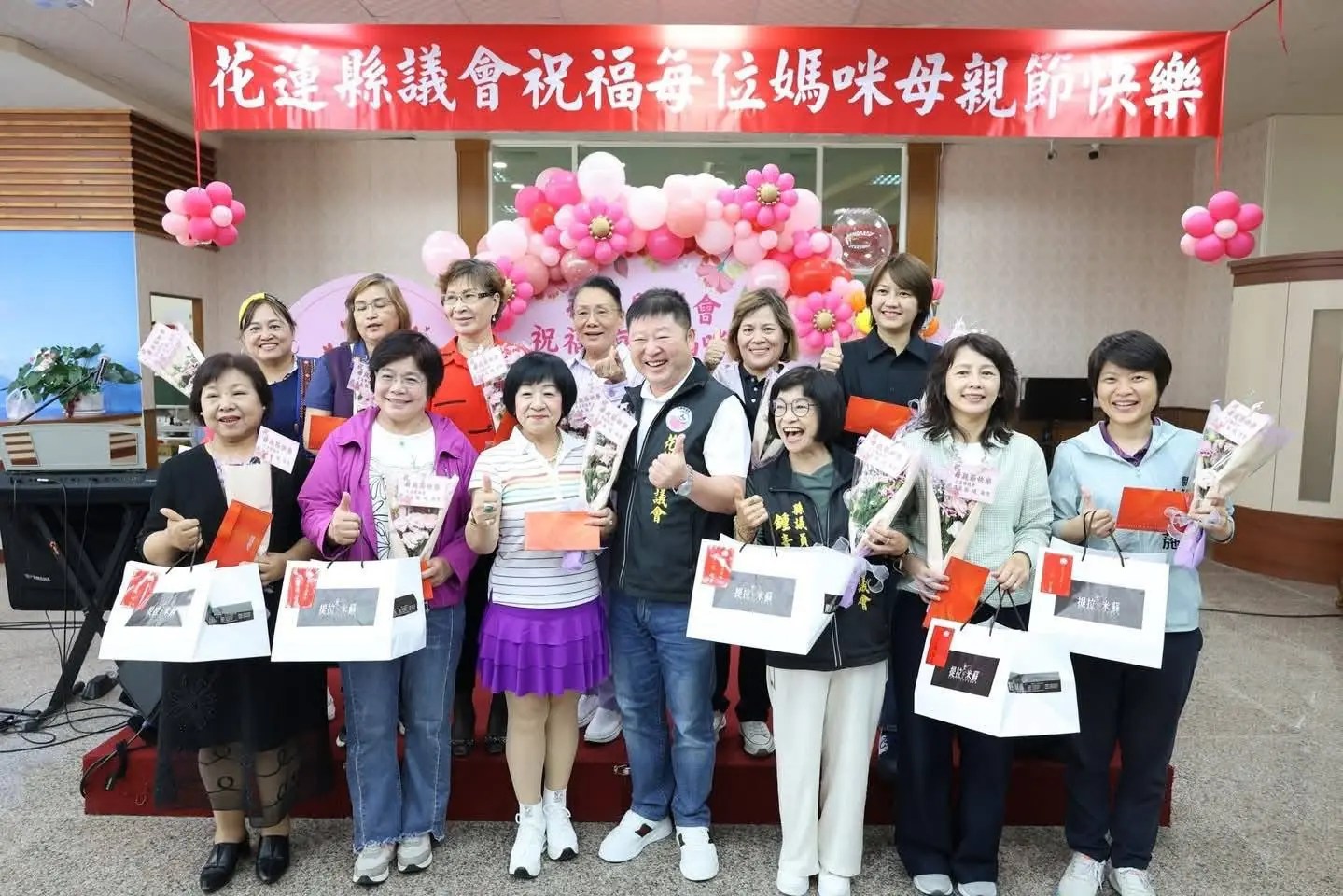花蓮縣議會母親節慶祝餐敘暨優秀員工表揚 現場幸福洋溢 歡樂無限 張峻議長祝全天下的媽咪母親節快樂