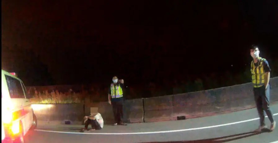 深夜老翁體力不支坐路旁　布袋警即時協助獲讚揚