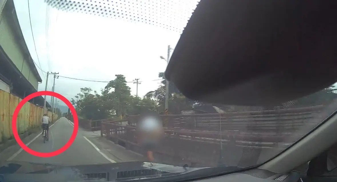 通緝犯逆向騎車見警急逃竄 花蓮吉安警奮勇衝入樹叢中逮人