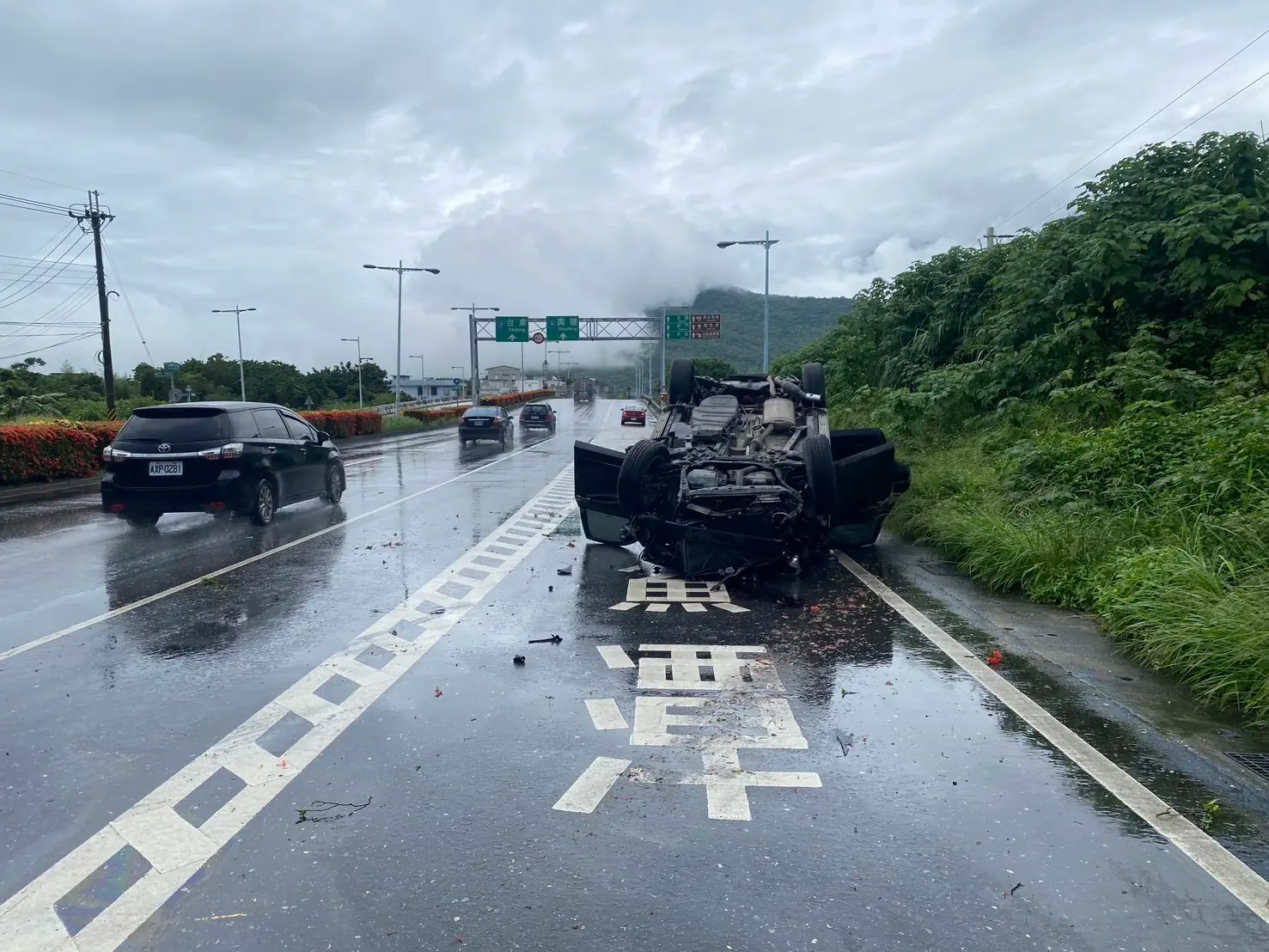 自小客車自撞翻覆無人傷 吉安警提醒天雨路滑慎駕