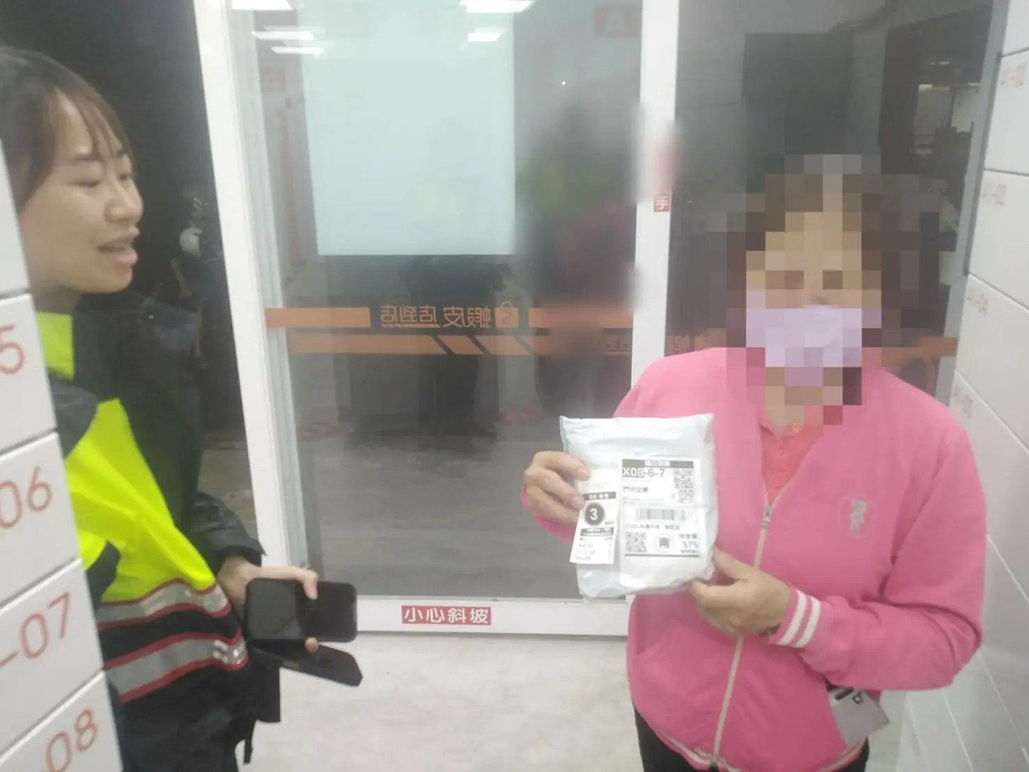 蝦皮包裹忘記領回 東港警掃描QR碼機智助民