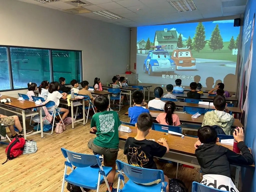 9月交通安全月登場　台中警化身交警姐姐進校園教口訣
