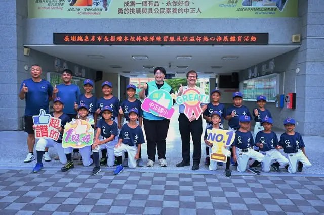 魏嘉彥請中正國小棒球隊吃牛排 勉勵小將為花蓮爭光