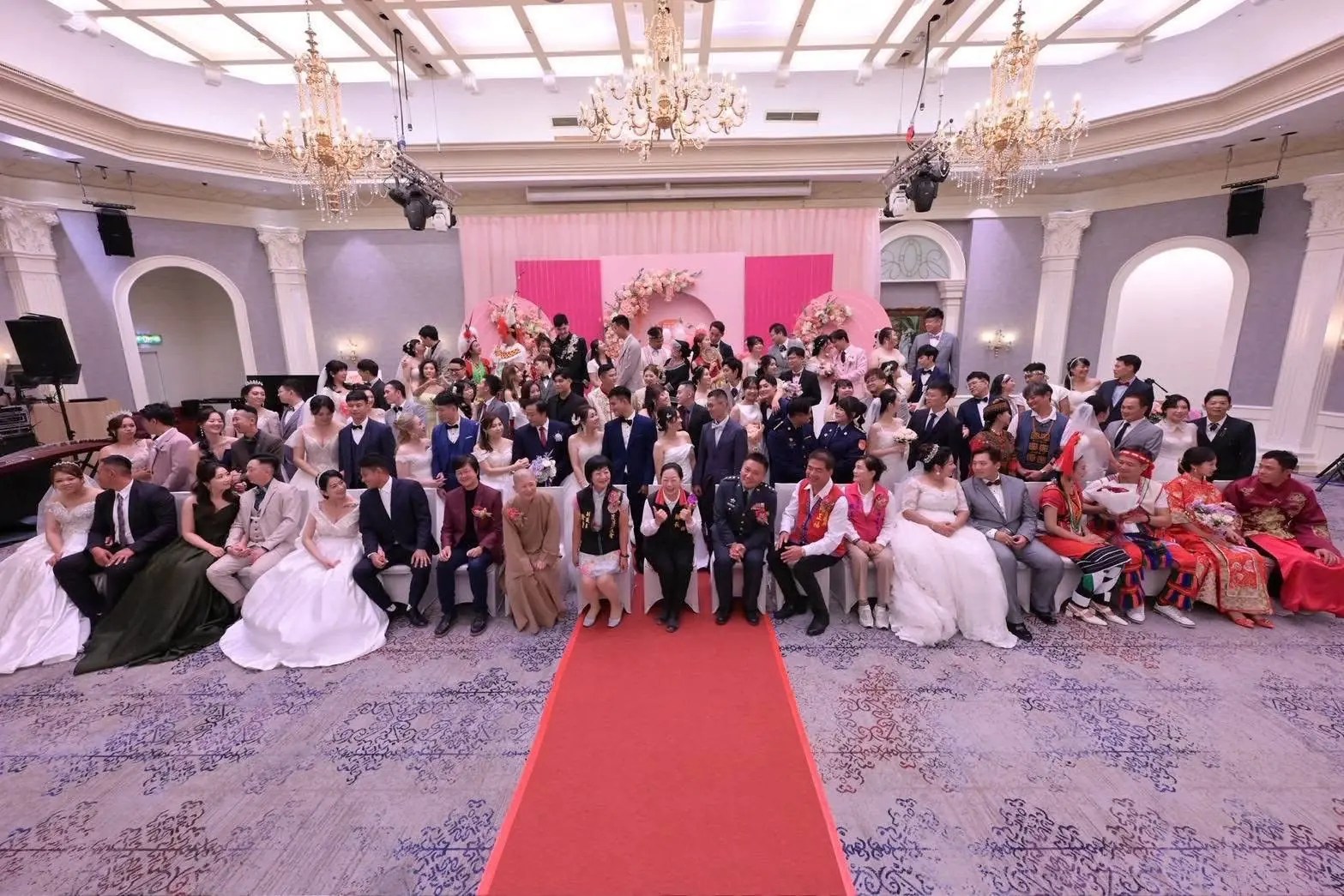 花蓮縣秋季集團結婚 縣長徐榛蔚為45對新人獻上祝福 見證最美永恆時刻