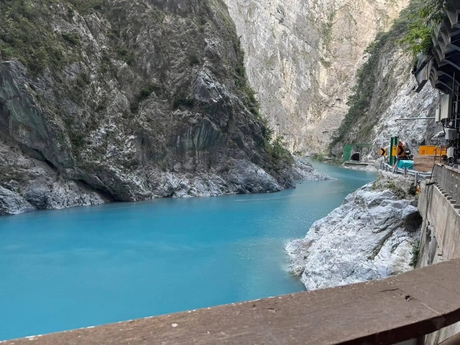驚！花蓮又有堰塞湖》秀林鄉台8線175.5K(中橫)靳珩隧道側邊坡坍方土石淤塞立霧溪峽谷造成堰塞湖 天祥至太魯閣路段請勿進入