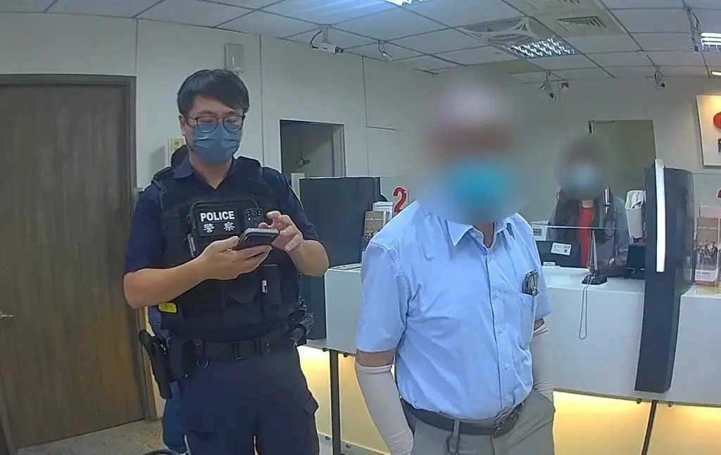 女友人急求助藏陷阱！82歲男險遭詐3萬　警一句話救荷包