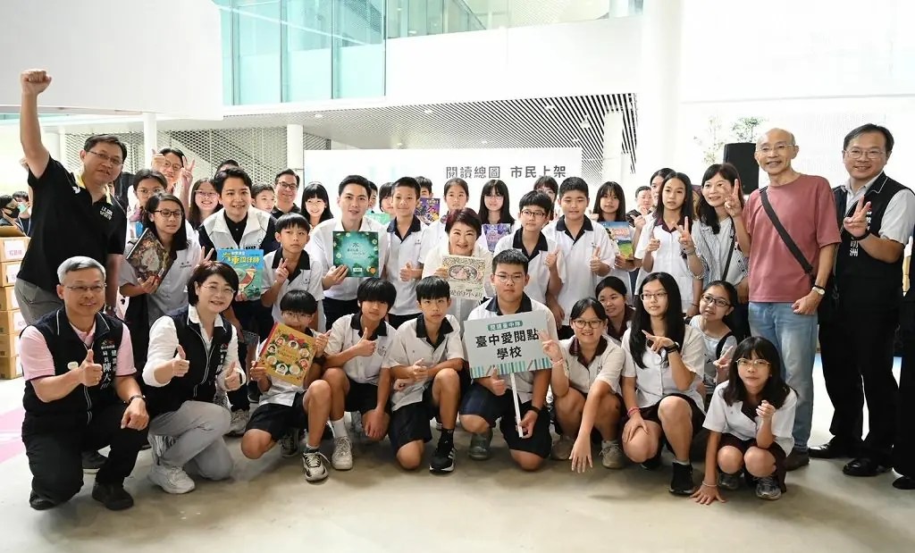 台中綠美圖內市立總圖書館  盧市長與市民接力  上架新書迎接世界級圖書館
