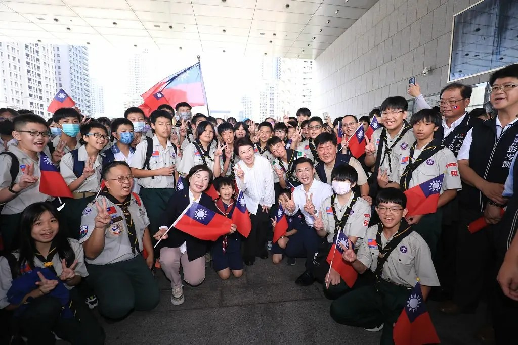 中市府國慶升旗2.3萬人次擠爆府前廣場、紀念物秒殺 盧市長：七年辛勤耕耘迎市政豐收