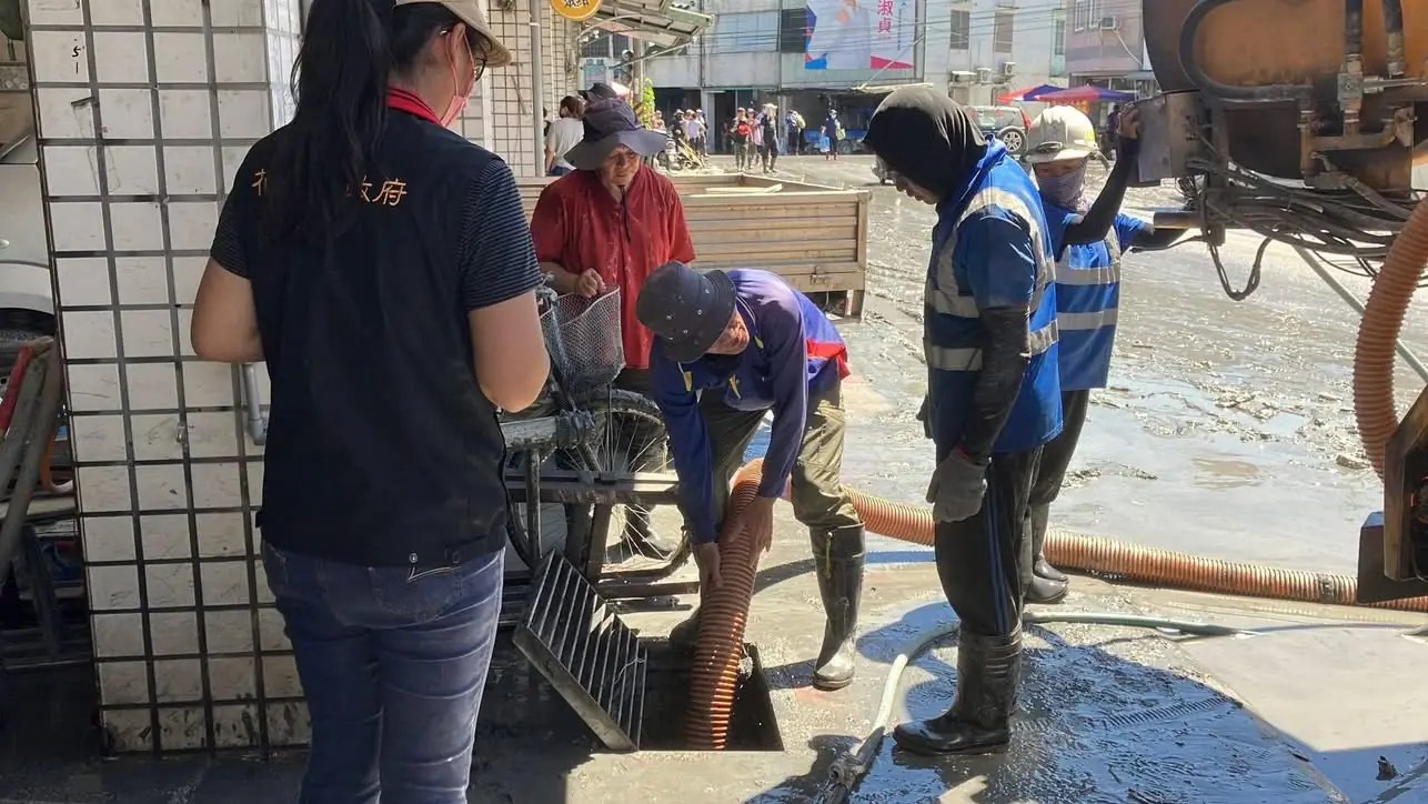 花蓮縣政府24小時清淤光復災區 跨縣市聯手出動17台清溝車