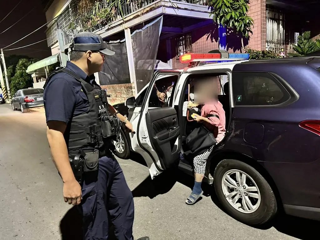 深夜迷途阿嬤徬徨街頭　台中暖警耐心陪伴助返家
