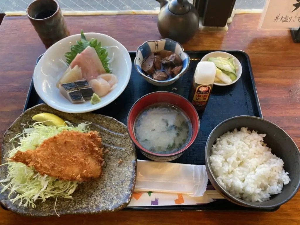 【吉祥寺】美味しくてリーズナブルな魚居酒屋「魚真」のランチに期待！│193go.jp（いくみごードットジェイピー）