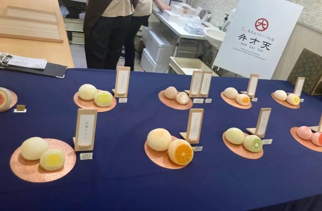 【吉祥寺】ゴロっとまん丸フルーツ大福の鮮やかな断面！糸で輪切り体験も「弁才天」アトレに期間限定オープン │193go.jp（いくみごードット