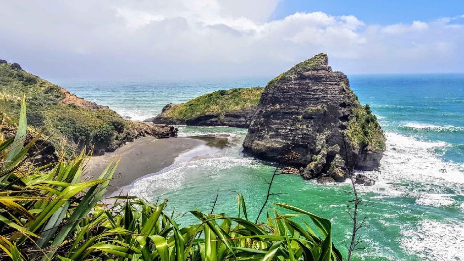 All You Need to Know About Auckland's Famous Piha Beach