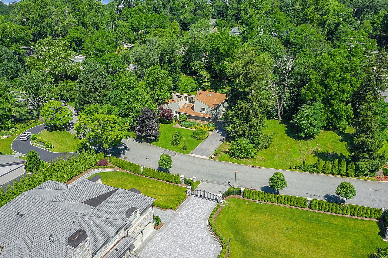 Real Estate Property For Sale 1 Folie Ct, Manhasset, NY 11030