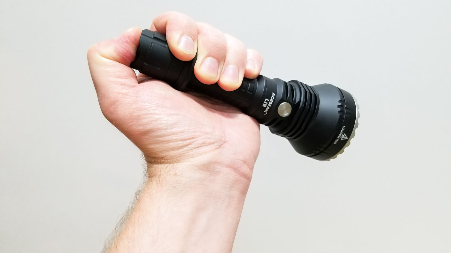 Acebeam L19 review | Tactical long-distance flashlight | 1Lumen