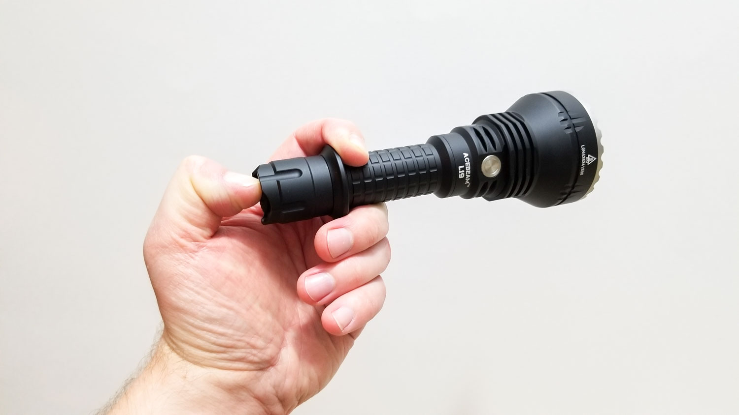 Acebeam L19 review | Tactical long-distance flashlight | 1Lumen