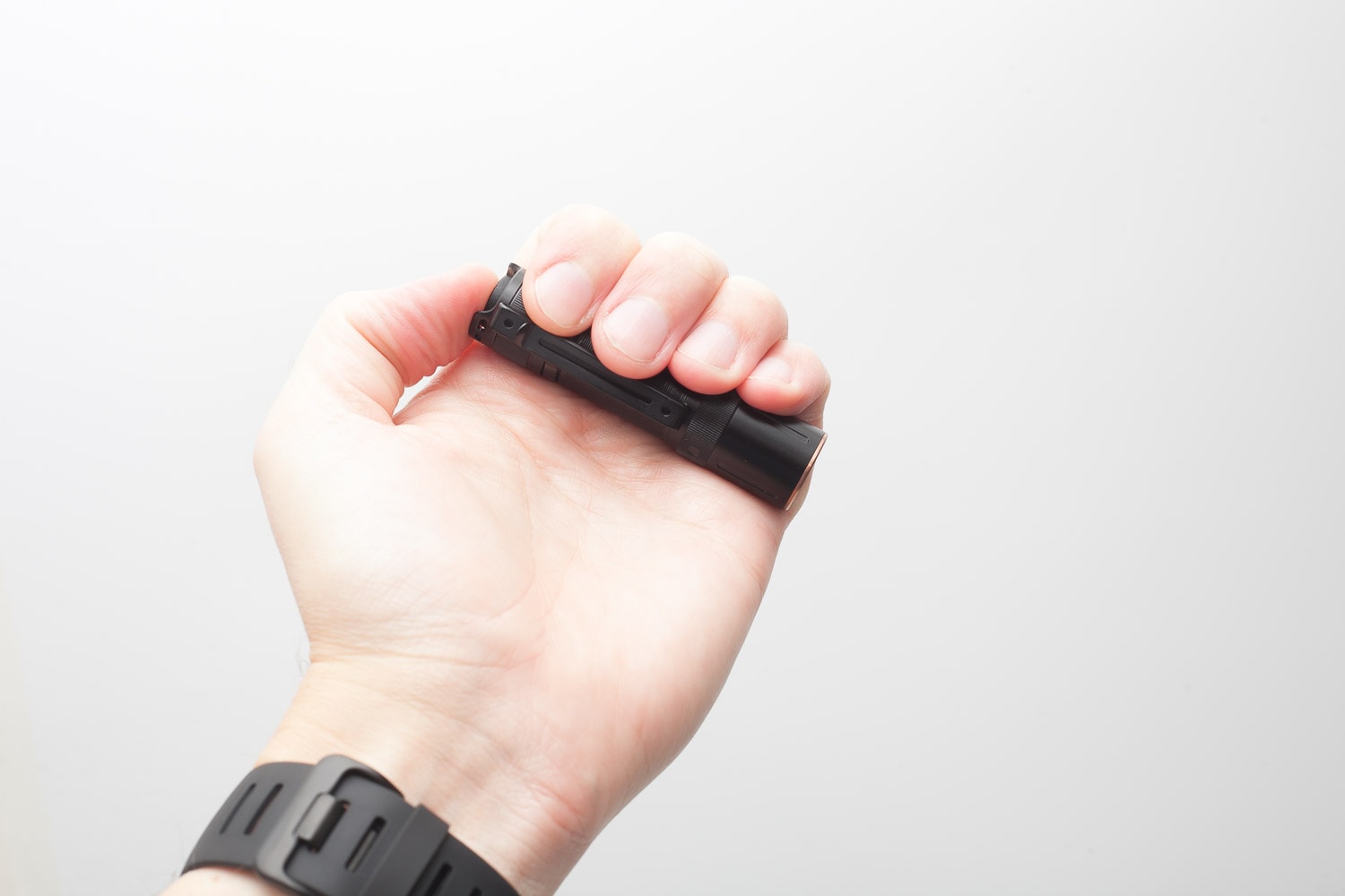 Fenix E12 review | Small EDC flashlight with 160 lm | 1Lumen